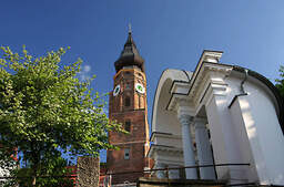 Ein Uhrturm im Herzen von Straubing mit mittelalterlicher Architektur.